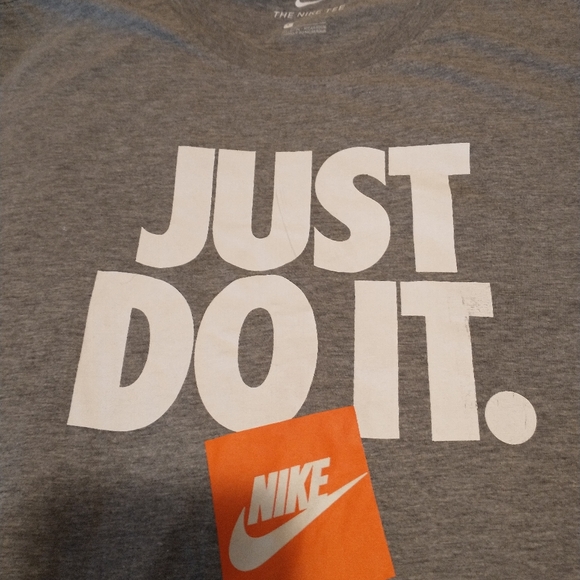 🔥NIKE🔥 L🔥 T SHIRT 🔥 - Picture 3 of 4